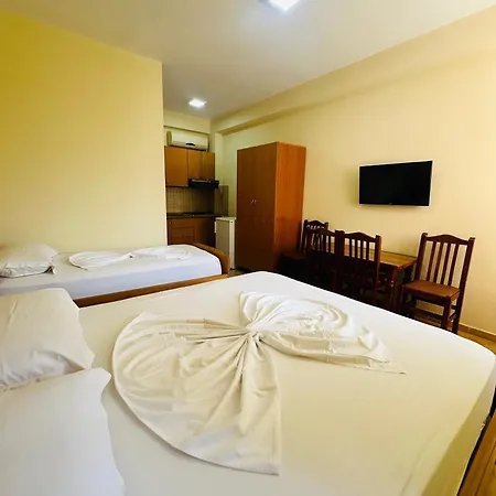 Paros Family Place Radhime فندق فلورا