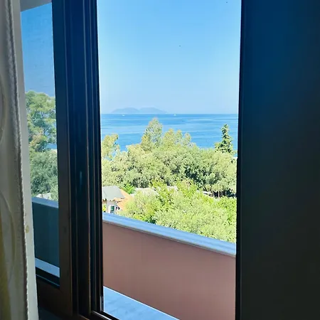 Paros Family Place Radhime