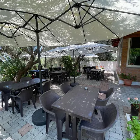 Paros Family Place Radhime فلورا
